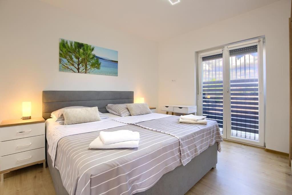 Apartment Sunrise Fuer 6 Personen In Pula-Stinjan Luaran gambar